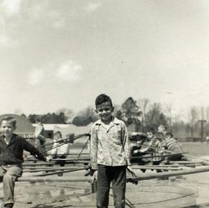 081201 merry-go-round, 300 pixels