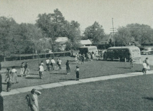 090420 front yard to buses, 300 pixels